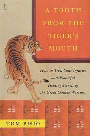 Tom Bisio - Tooth From the Tiger's Mouth: Gong Fu Sports Medicine - Treatment of Injuries with Chinese Medicine